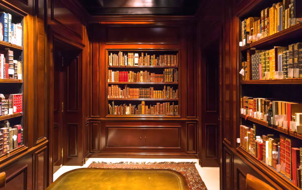kağıt hacimleri ve kraliyet kütüphanesi antika ahşap mobilyalar ile kitaplıklar üzerinde kitaplar ile eski oda içinde - office bookshelf stok fotoğraflar ve resimler