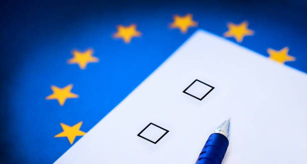 tarjeta de votación en el fondo de la bandera de la unión europea. - italy voting politics political party fotografías e imágenes de stock