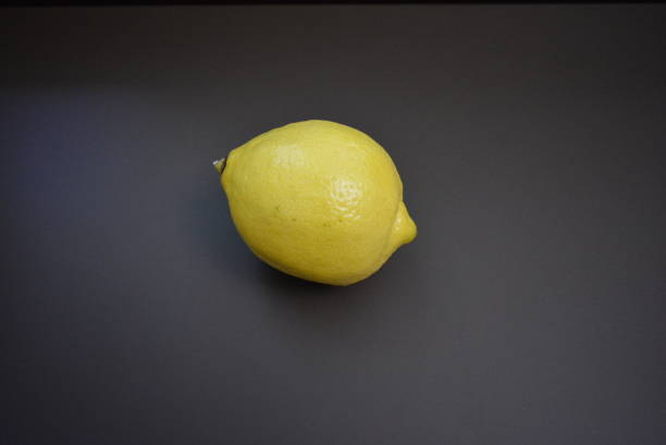 frutta fresca, limone giallo su un interessante sfondo opaco. - lemon fruit portion citrus fruit foto e immagini stock