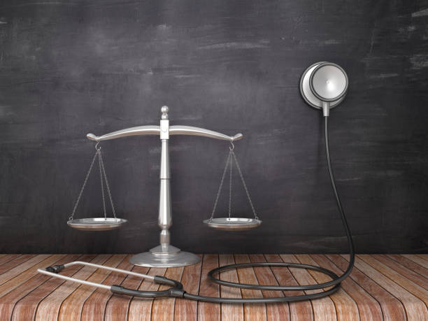 весы правосудия со стетоскопом на деревянном этаже - chalkboard background - 3d rendering - scales of justice legal system law balance стоковые фото и изображения
