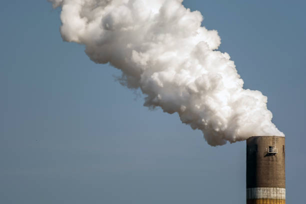 chimenea altamente fumador como señal de contaminación atmosférica - global warming power station smoke stack coal fotografías e imágenes de stock