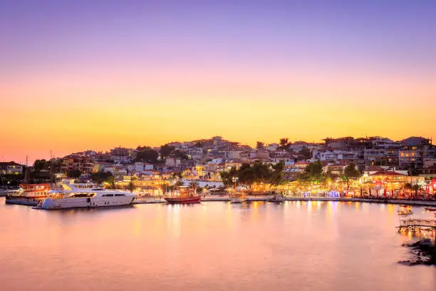 Photo of Beautiful sunset scene of Neos Marmaras city and harbor with foreground sea and yachts