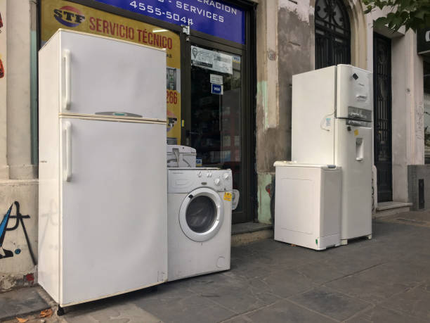 路上の冷蔵庫と洗濯機 - appliance repairing clothes washer refrigerator ストックフォトと画像