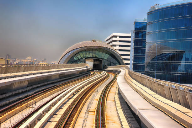 réseau ferroviaire à grande vitesse de dubai metro. metro à dubaï vue sur la ville - looking at view railroad station street railroad track photos et images de collection