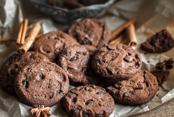 galletas de chocolate con chispas de chocolate. galletas con chispas de chocolate. fotografía de comida oscura. -imagen - biscuit brown cake unhealthy eating fotografías e imágenes de stock