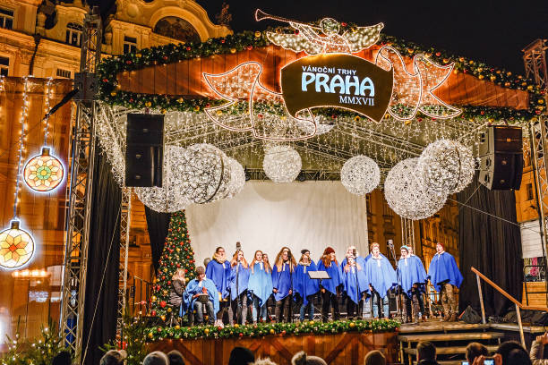 barnkör uppträder på en välgörenhets konsert julsång på nyårs festen på gamla stans torg - prague christmas bildbanksfoton och bilder