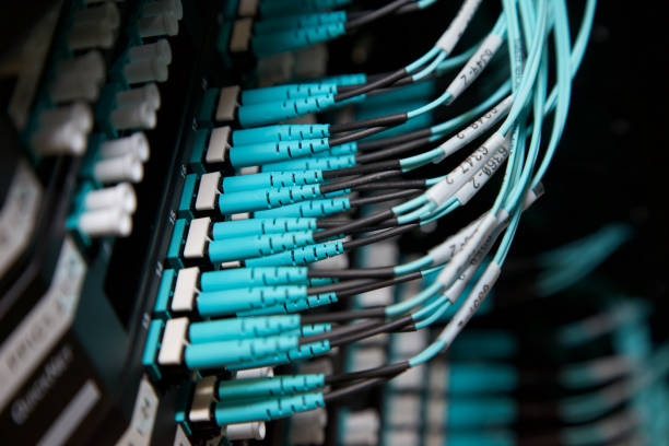 datenzentrum router-kabel - cable network server network connection plug green stock-fotos und bilder