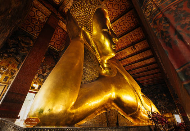 estatua de buda reclinado acostado en wat pho (pho temple) bangkok tailandia, representa la entrada de buda en el nirvana y el final de todas las reencarnaciones - wat pho fotografías e imágenes de stock