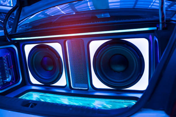 lichter von stereo anlage und lautsprecher im auto in der nacht - domestic car audio stock-fotos und bilder