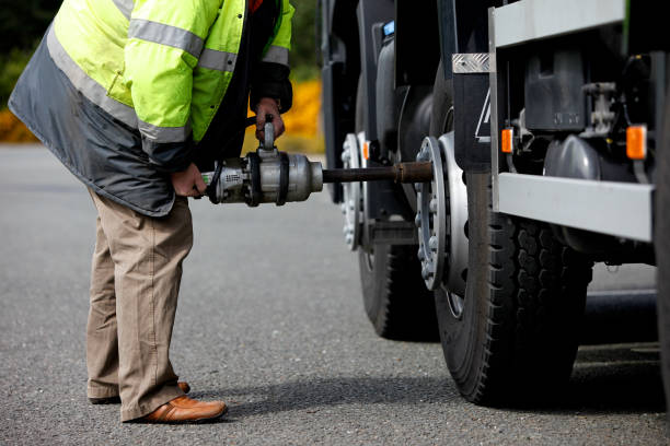 트럭의 타이어 교체 - truck tire 뉴스 사진 이미지