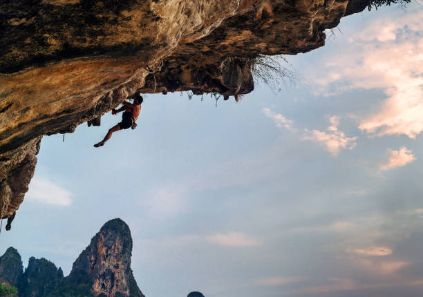 scalatore sulla roccia - climbing rock men mountain climbing foto e immagini stock