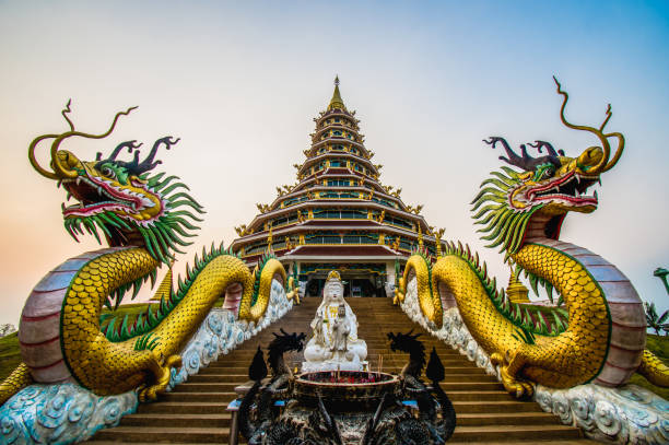 pagode, temple de huai pla kang - great dagon pagoda photos et images de collection