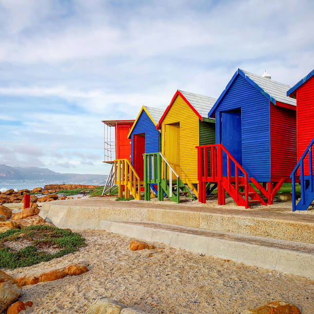 세인트 제임스 남아프리카 공화국에서 화려한 해변 오두막 - cape town beach hut multi colored 뉴스 사진 이미지