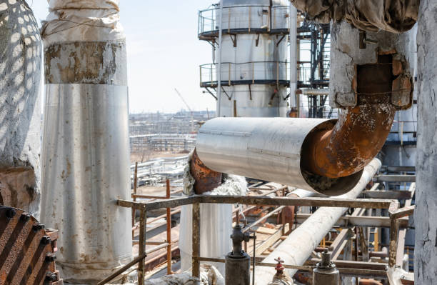 viejas tuberías de proceso oxidado en refinería - old station natural gas russia fotografías e imágenes de stock