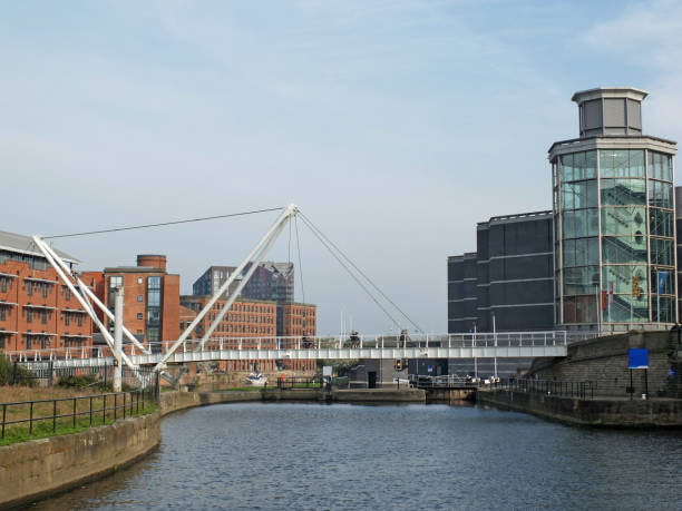 knights bridge crossing the river aire in leeds with surrounding riverside apartments and royal armouries - leeds england yorkshire canal museum imagens e fotografias de stock