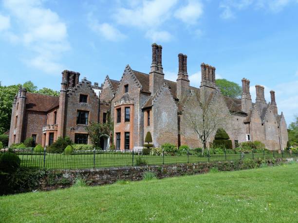 chenies manor house, тюдор оценка i перечисленных здание, весной - house residential structure non urban scene tudor style стоковые фото и изображения