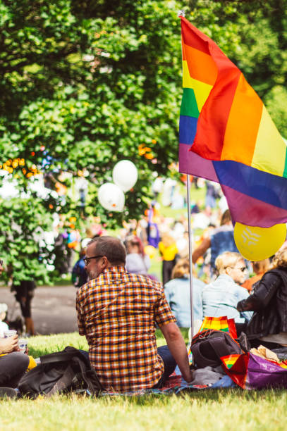 participants au jardin kaivopuisto - editorial vertical homosexual people photos et images de collection