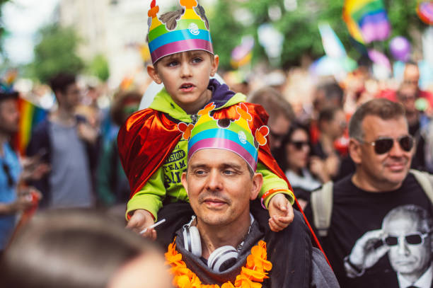 vater mit sohn auf der straße - people togetherness group of people editorial stock-fotos und bilder