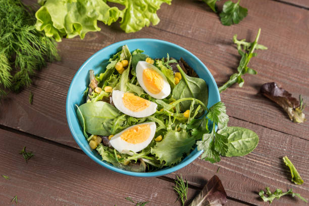 ensalada vegetal mixta con huevo - salad breakfast cooked eggs fotografías e imágenes de stock