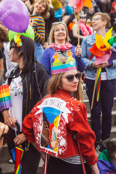 fille dans la veste avec l’inscription «trouvez votre feu» sur les escaliers de la cathédrale sur le festival de fierté d’helsinki - editorial vertical homosexual people photos et images de collection