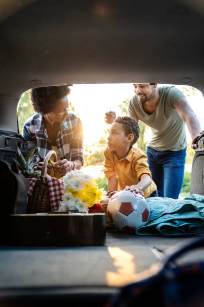 il fine settimana è un grande giorno per un picnic - car family picnic vacations foto e immagini stock