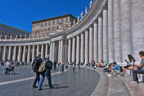 fragmentos de la basílica papal de san pedro, en el vaticano, y columnas de la plaza del santo pedro en roma - st peters basilica fotografías e imágenes de stock