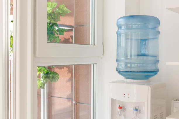 galón de agua azul en el refrigerador de agua eléctrica en el área de oficina - cooler fotografías e imágenes de stock