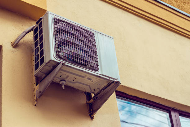 klimaanlage auf dem außenbereich des gebäudes - air conditioner window heat hot day stock-fotos und bilder