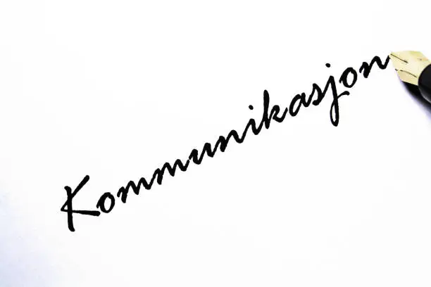 Handwritten Norwegian text abstract - Kommunikasjon