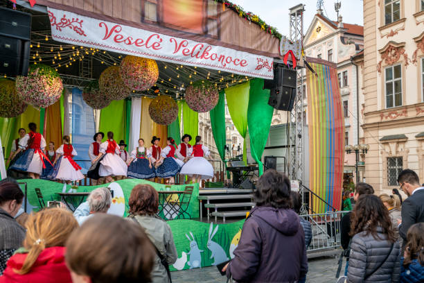 menschengeführte schülerinnen und schüler treten auf der bühne bei den feierlichkeiten zum ostermarkt in pragues auf dem altstädter platz auf - tourist day prague crowd stock-fotos und bilder