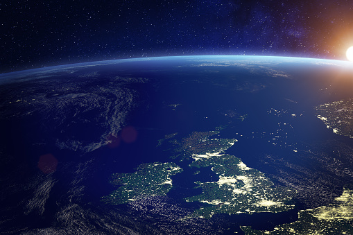 Reino Unido (Reino Unido) desde el espacio por la noche con luces de la ciudad de la ciudad de Londres, Inglaterra, Gales, Escocia, Irlanda del norte, tecnología de comunicación, renderizado 3D del planeta tierra, elementos de la NASA photo