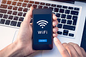 verbinden-sie-sich-mit-dem-wlan-wlan-internet-netzwerk-mit-smartphone-im-coffeeshop-oder-hotel.jpg?b=1&s=170x170&k=20&c=VnbULW7h4mDr3g9N5LrpiRg_7pApNaeuKo76Wz05Vq0=