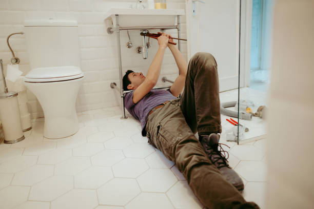 uomo che risolve problemi idraulici nel suo bagno - lavandino rotto foto e immagini stock