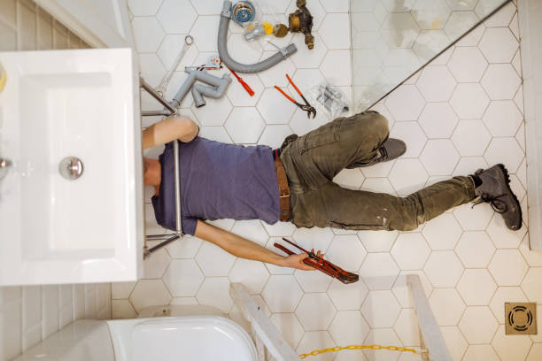 mann löst sanitäranlagen in seinem badezimmer - plumber bathroom repairing faucet stock-fotos und bilder