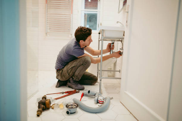 młody mężczyzna naprawiający wyciek pod umywalką w łazience - drain sink water pipe bathroom zdjęcia i obrazy z banku zdjęć