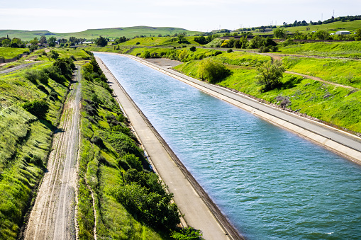 El canal de energía Thermalito en Oroville, Condado de Butte, norte de California photo
