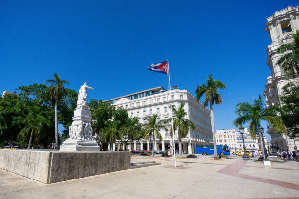 monumento para honrar al famoso poeta, periodista y profesor cubano, josé martí, en el parque central, la habana vieja. - c02 fotografías e imágenes de stock