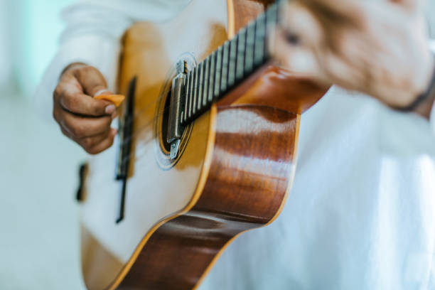 a l'avana vecchia, primo tempo di un musicista cubano mani mentre suona la chitarra. - musica tropicale foto e immagini stock