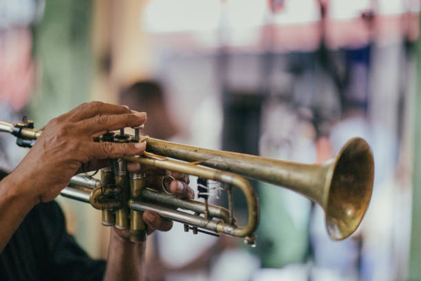 in old havanna, nahaufnahme eines kubanischen musikers hände, während er seine trompete spielt. - c02 stock-fotos und bilder