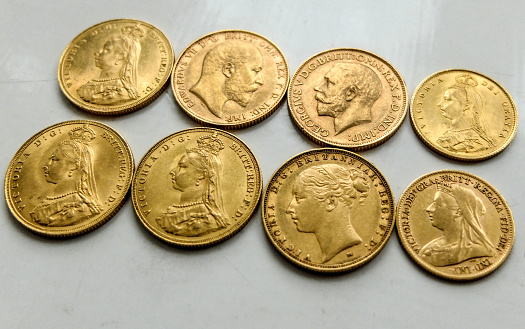 Six full sovereigns and two half sovereigns,dating from 1885 to 1913