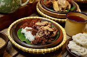 nasi-gudeg-die-traditionelle-javanische-reis-dish-mit-jackfruit-stew-white-chicken-curry-und.jpg?b=1&s=170x170&k=20&c=XkTnZi5v2aZ24D_3RRogqke-W9-Crv6DnonqwaQ4-7Q=