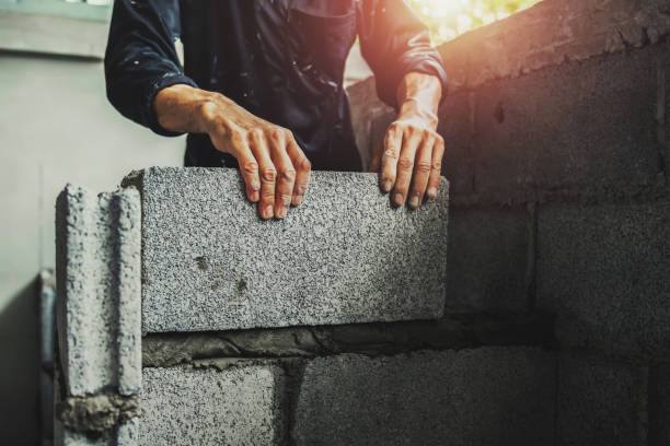 worker building wall bricks with cement - brick cement bricklayer construction imagens e fotografias de stock