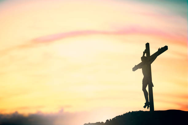 silueta de jesús con cruz sobre el concepto de la puesta del sol para la religión, adoración, navidad, pascua, redentor oración de acción de gracias y alabanza - family cross shape christianity praying fotografías e imágenes de stock