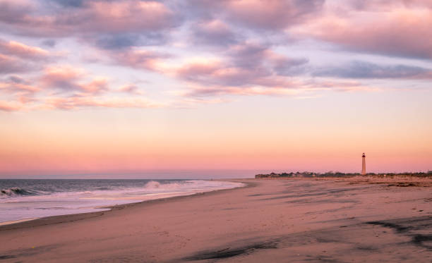 faro di cape may nj all'alba all'inizio della primavera - contea di cape may foto e immagini stock