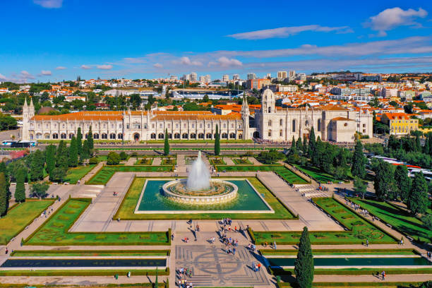 vue aérienne de mosteiro dos jerónimos à belem lisbonne - lisbon portugal mosteiro dos jeronimos portugal belem photos et images de collection