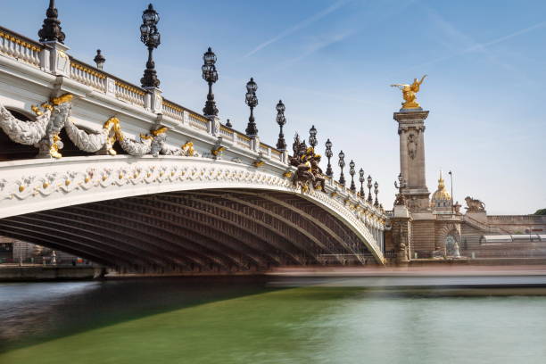 pont alexandre iii e invalides ao nascer do sol – paris, frança - paris france panoramic seine river bridge - fotografias e filmes do acervo