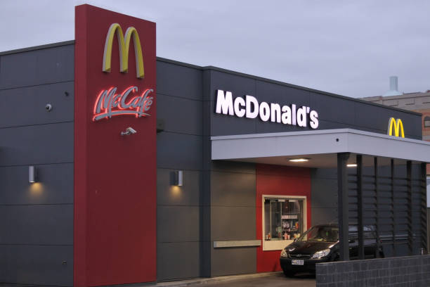 mcdonald's fast food ristorante - branding marketing sign brand name foto e immagini stock