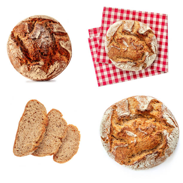 pain fraîchement cuit au four isolé sur fond blanc. pain de blé complet rustique, forme ronde - country bread photos et images de collection