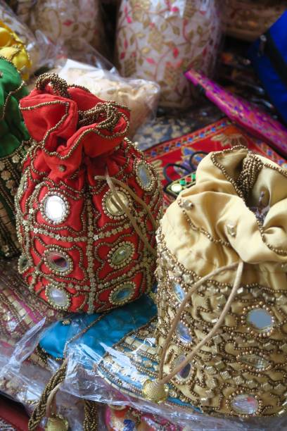 伝統的なラージャスターンのイメージインドの財布/ポーチ、クッションカバー、レッドゴールドインディアンバッグ、ストリートマーケットで観光客に販売されたインドのお土産の贈り物と - change purse purse clutch bag red ストックフォトと画像