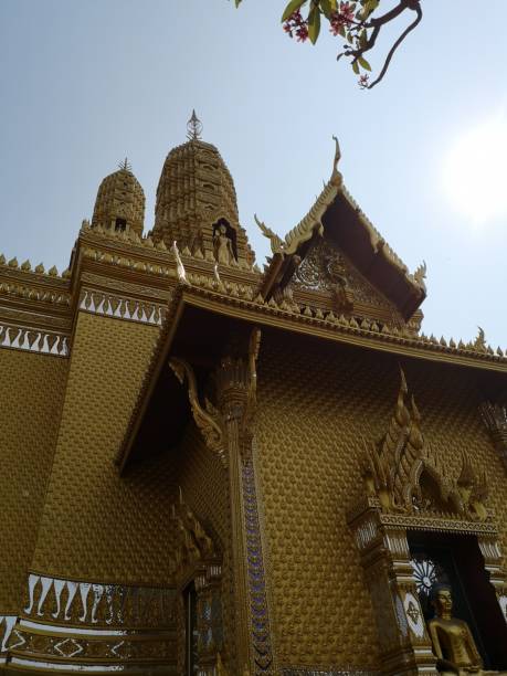 wat pavaranivesh vihara rajavaravihara è un importante tempio buddista nel distretto di phra nakhon, bangkok, thailandia. è l'ultimo luogo di riposo del re bhumibol adulyadej. - wat chiang man foto e immagini stock